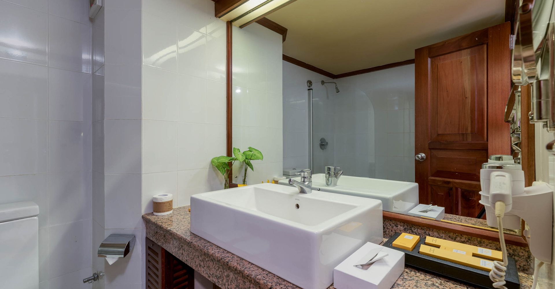 Bathroom of a mountain view junior suite at Amaya Hills Kandy