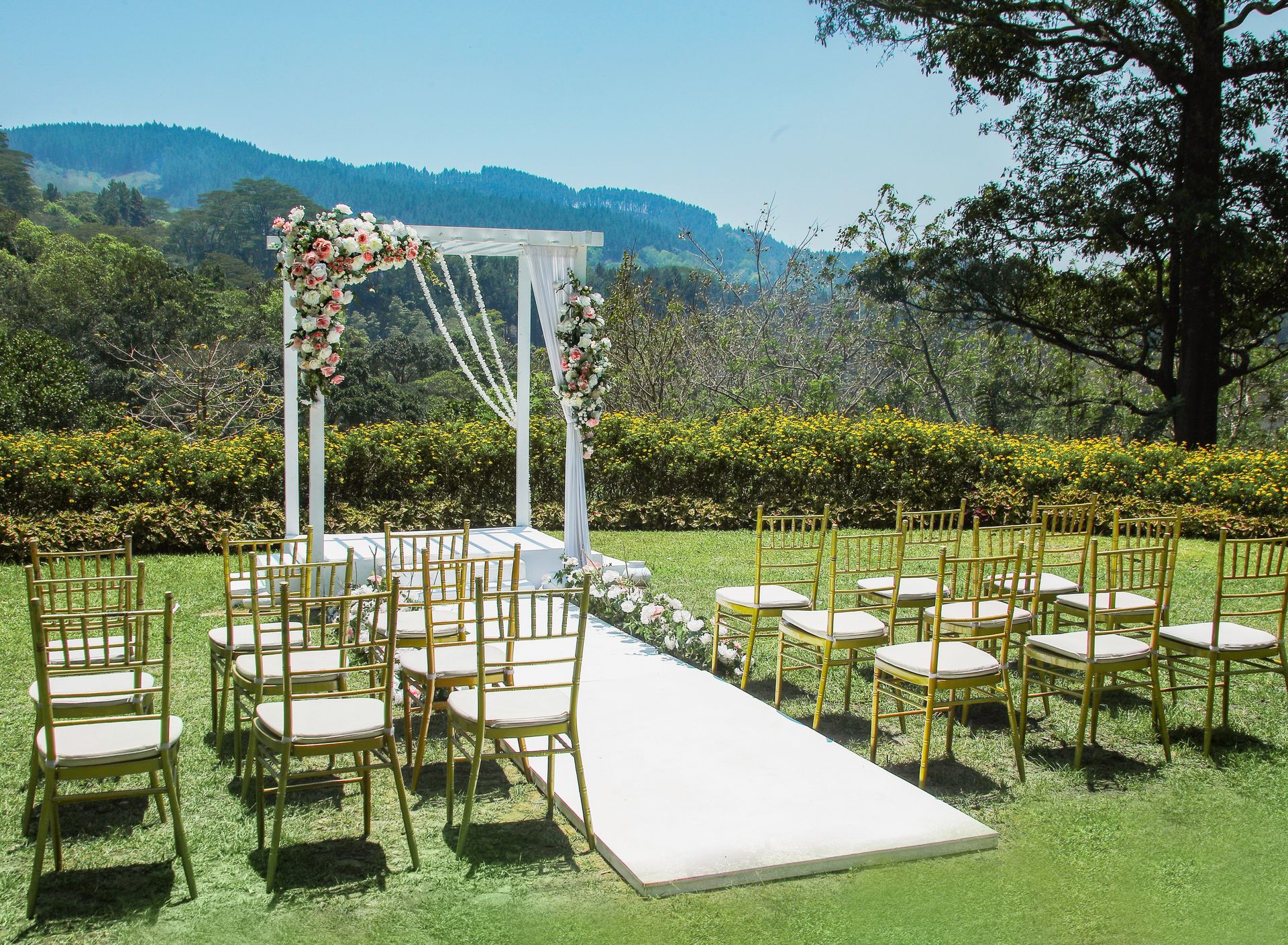 Outdoor wedding function at Amaya Hills Kandy during the day 