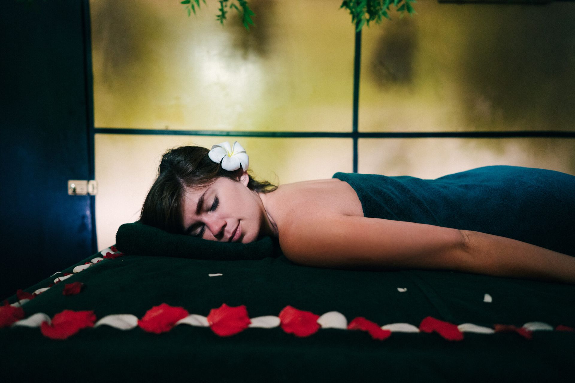 A female guest relaxing at a spa session at Amaya Lake Dambulla