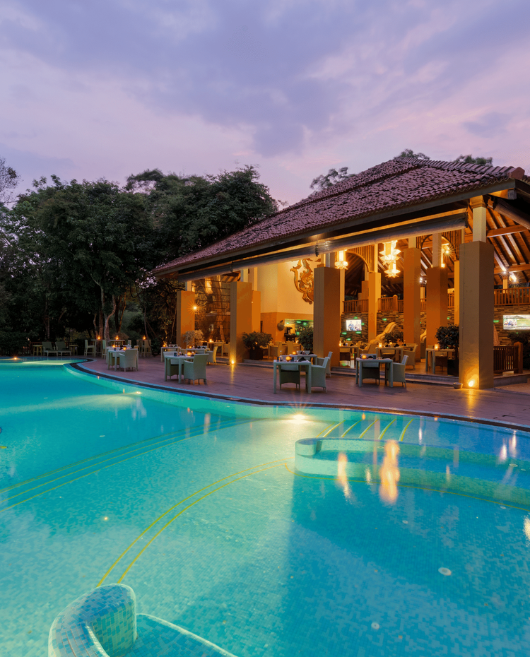 Pool and outdoor area at Amaya Lake Dambulla